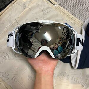 NEW Snowboard/Ski Goggles – Silver Mirrored Lens + Pouch